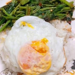 ข้าวหน้าผัดพริกแกงผักบุ้งจีน+ไข่ดาว(ไร้เนื้อสัตว์