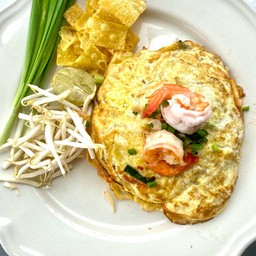 ผัดไทยเส้นจันทร์ห่อไข่