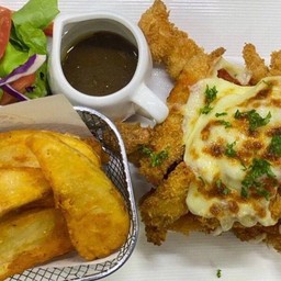 อกไก่ชุบเกล็ดขนมปัง ราดซอสมะเขือเทศ