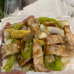 หมูกรอบผัดพริกหยวกราดข้าว