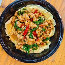 ข้าวไข่ข้นกะเพราไก่สับ