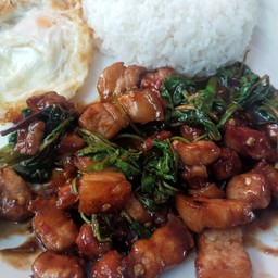 กะเพราหมูสามชั้น