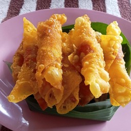 เกี๊ยวทอดใส้ฮอดดอกแดง