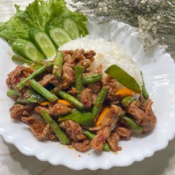 ข้าวพริกแกงเนื้อชิ้น