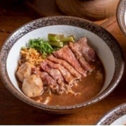 ก๋วยเตี๋ยวเรือเนื้อชาร์โลเล่(น้ำซุปจะมีรสชาติความเผ็ดอ่อนๆนะคะ)