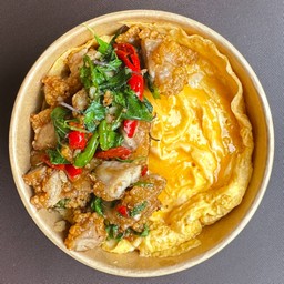 ข้าวไข่ข้นกระเพราไก่กรอบ