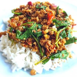 กระเพราหมูสับราดข้่าว