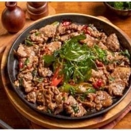 กะเพราเนื้อชาร์โรเล่ส์(กับข้าว)