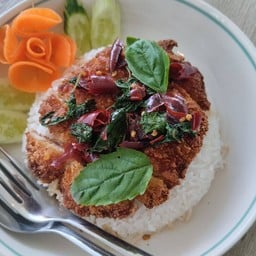 ข้าวไก่กรอบซอสกระเพราพริกแห้ง