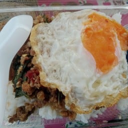 ข้าวกระเพราพริกแห้วหมูสับไข่ดาว