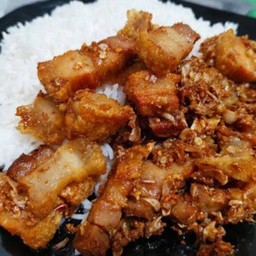 หมูกรอบทอดกระเทียม  ราดข้าว