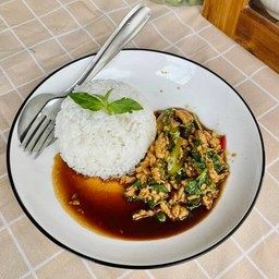 กะเพราไก่ราดข้าว+ฟรีไข่ดาว