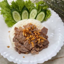 ข้าวกระเทียมเนื้อหนอก