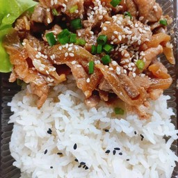 ข้าวราดหมูผัดซอสญี่ปุ่น