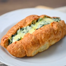 ครัวซองต์ผักโขมอบชีส