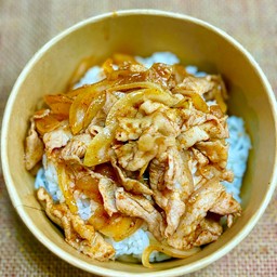 ข้าวหมูผัดซอสสไปซี่เกาหลี