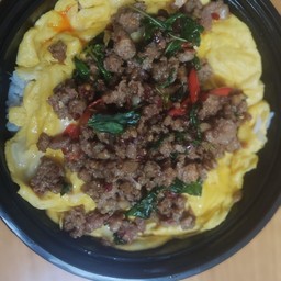 ข้าวไข่ข้นพัดกระเพราหมูราคา65บาท