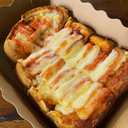 ขนมปังพิซซ่าหน้าปูอัดชีสเยิ้ม