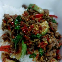 ผัดเผ็ดเนื้อสับราดข้าว