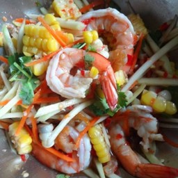 ยำข้าวโพดมะม่วงกุ้งสุก