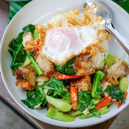 ข้าวคะน้าหมูกรอบ