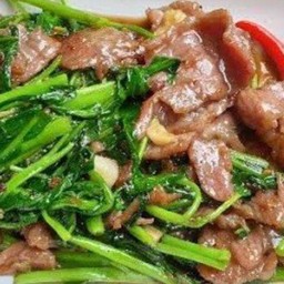 เนื้อผัดบุ้งราดข้าว