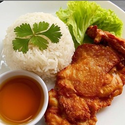 ข้าวสะโพกไก่กรอบราดซอสน้ำปลา