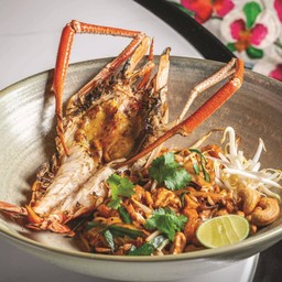 ผัดไทยเมืองจันทร์เส้นสด กุ้งแม่น้ำเผาถ่าน