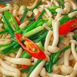 ข้าวหน้าเห็ดชิเมจิผัดน้ำมันหอยใส่ต้นหอม(ไร้เนื้อสัตว์