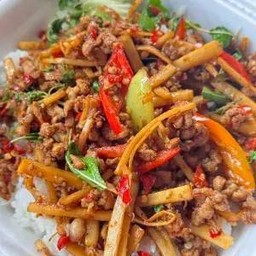 ข้าวกะเพราหมูสับหน่อไม้