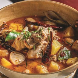 ต้มแซ่บกระดูกหมูอ่อนใส่สับปะรดภูเก็ต