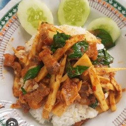 หมูชิ้นผัดพริกแกงหน่อไม้เปรี้ยว ราดข้าว