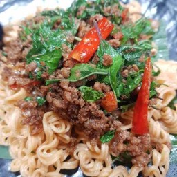 มาม่ากะเพราเนื้อสับขุนช้าง