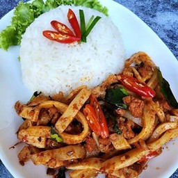 ไก่ผัดพริกแกงหน่อไม้ดอง ราดข้าว