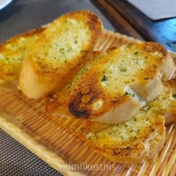 ขนมปังกระเทียมกรอบ Toasted Garlic bread