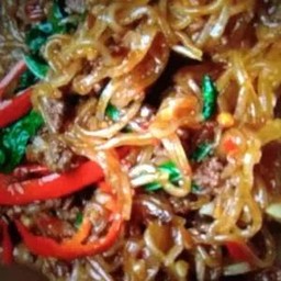 กะเพราเส้นเล็กหมูสับ