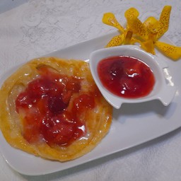 โรตีกรอบแยมสตรอเบอร์รี