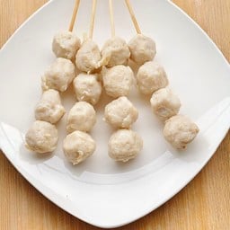 ลูกชิ้นปิ้ง น้ำจิ้มทำเองสูตรรูเตี๋ยว(หน้าร้านทำผมพี่อาร์ม)