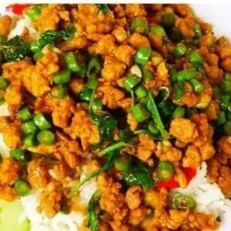 ข้าวกะเพราหมูสับใส่ถั่ว