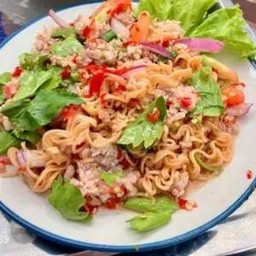 ยำมาม่าหมูสับ