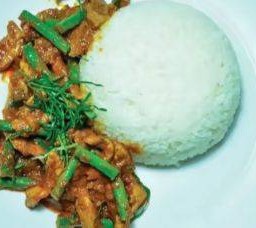 ผัดพริกแกงหมูราดข้าว