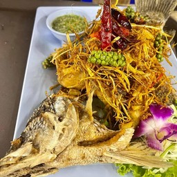 ปลากระพงทอดสมุนไพร