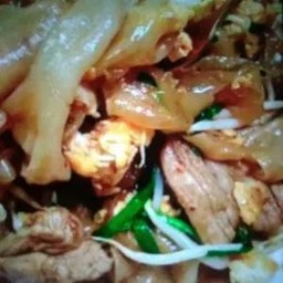 ผัดไทยเส้นใหญ่หมู