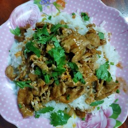หมูผัดกระเทียมราดข้าว