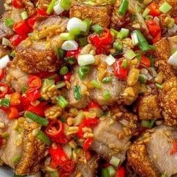 หมูกรอบผัดพริกเกลือราดข้าว