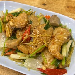 ปลาอินทรีย์ผัดคื่นช่าย