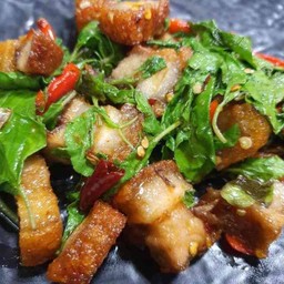 กะเพราหมูกรอบขุนช้าง (เป็นกับ)