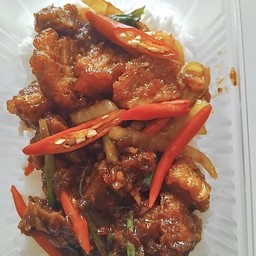 ข้าวผัดพริกเผาหมูกรอบ