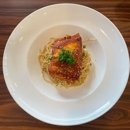 สปาเก็ตตี้ผัดกะเทียมปลาแซลม่อน Garlic spaghetti with salmon