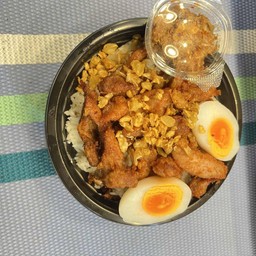 ข้าวราดสันนอกทอดกระเทียม+ไข่เป็ดต้ม+แจ่วมะขาม